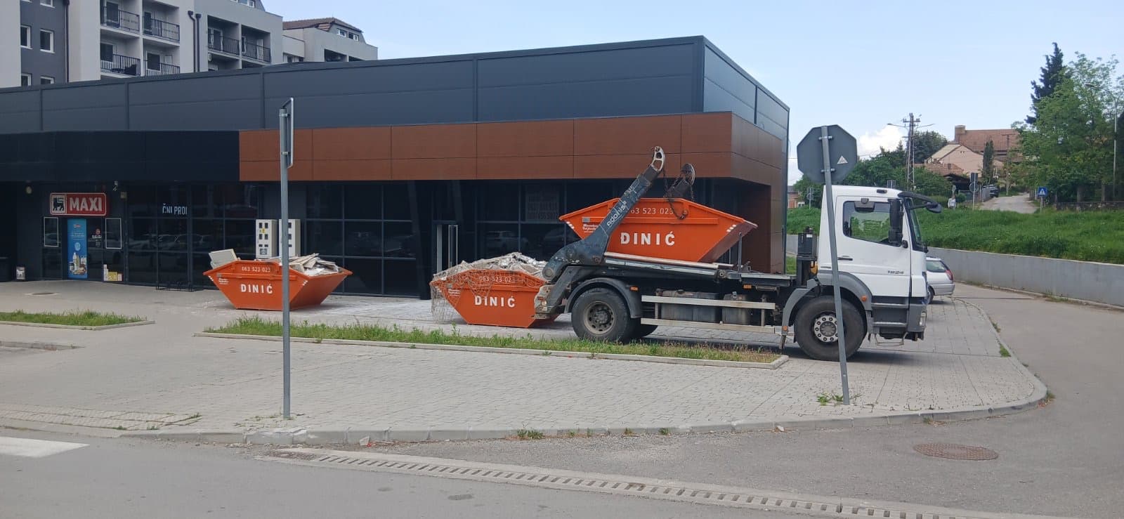 Kamion utovara kontejner pun građevinskog šuta u Novom Sadu