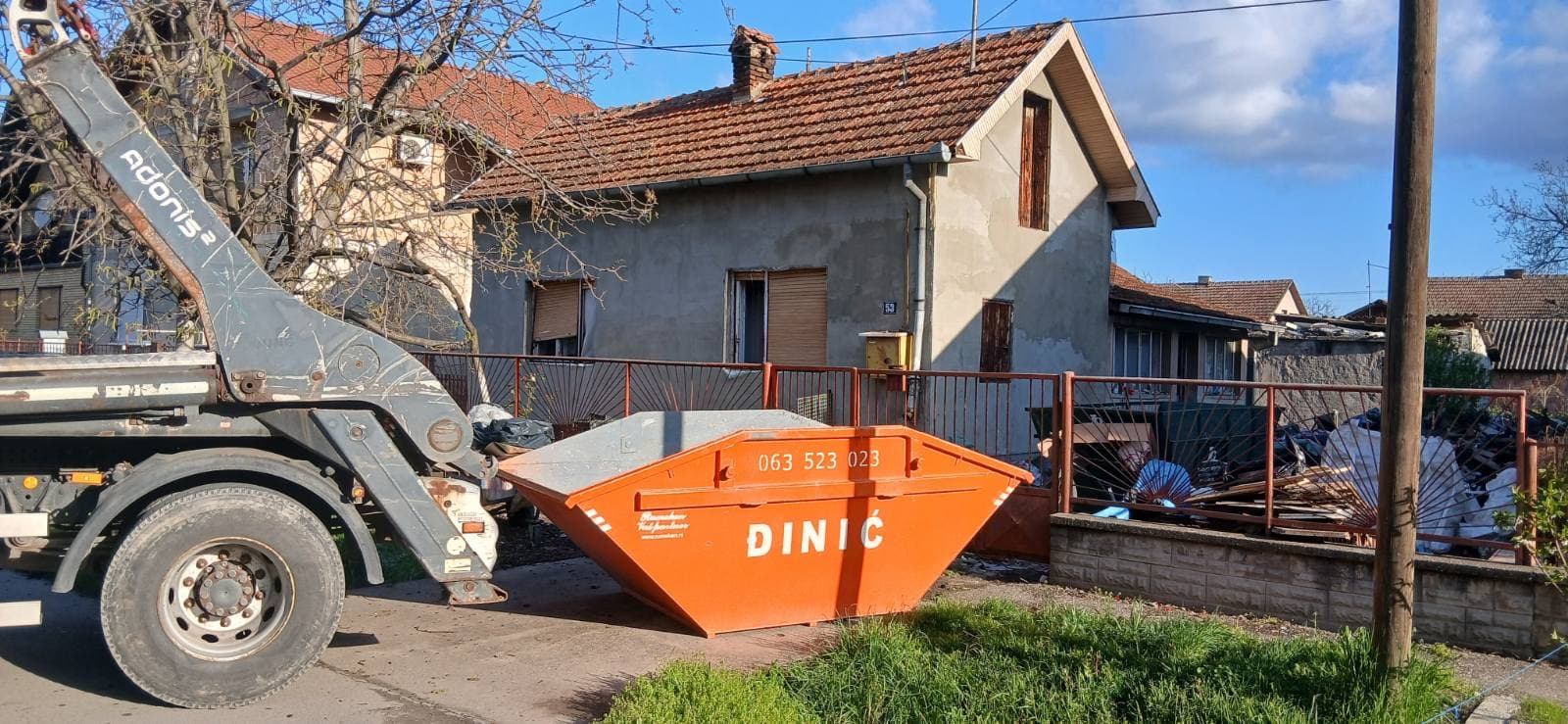 Iznajmljeni kontejner za otpad postavljen ispred kuće u Novom Sadu